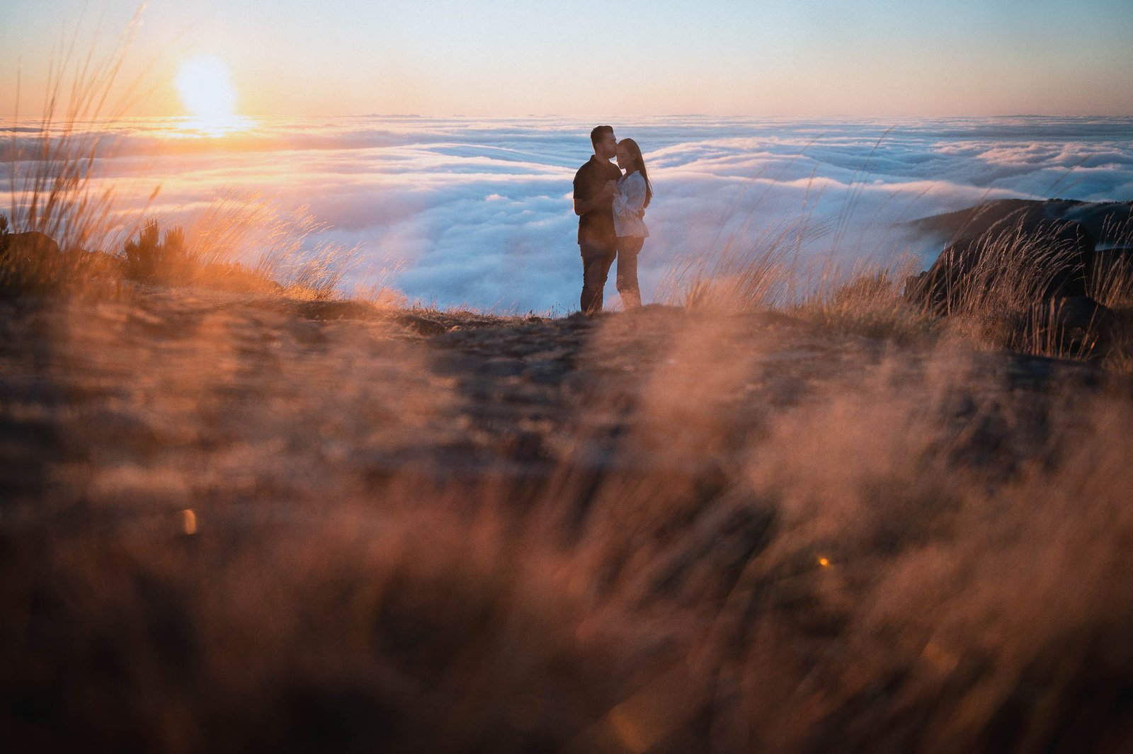 couple photo session above clouds in Madeira