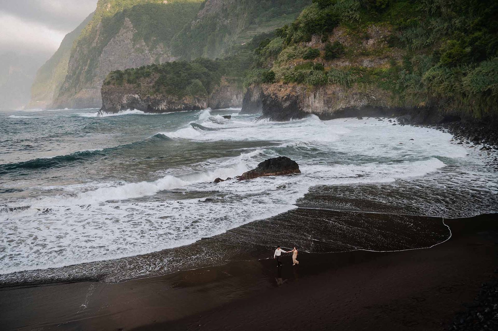 FAQ expireiced phototgrapher in Madeira captures love story, proposal, portraits